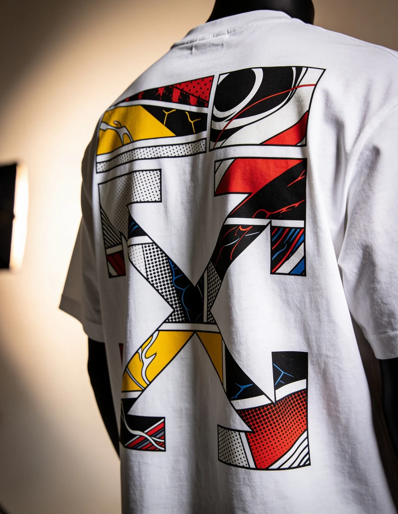 Referência de camiseta premium com arte forte