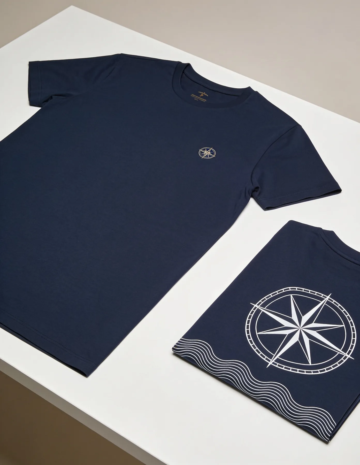 Camiseta azul-marinho com estampa minimalista no peito e nas costas